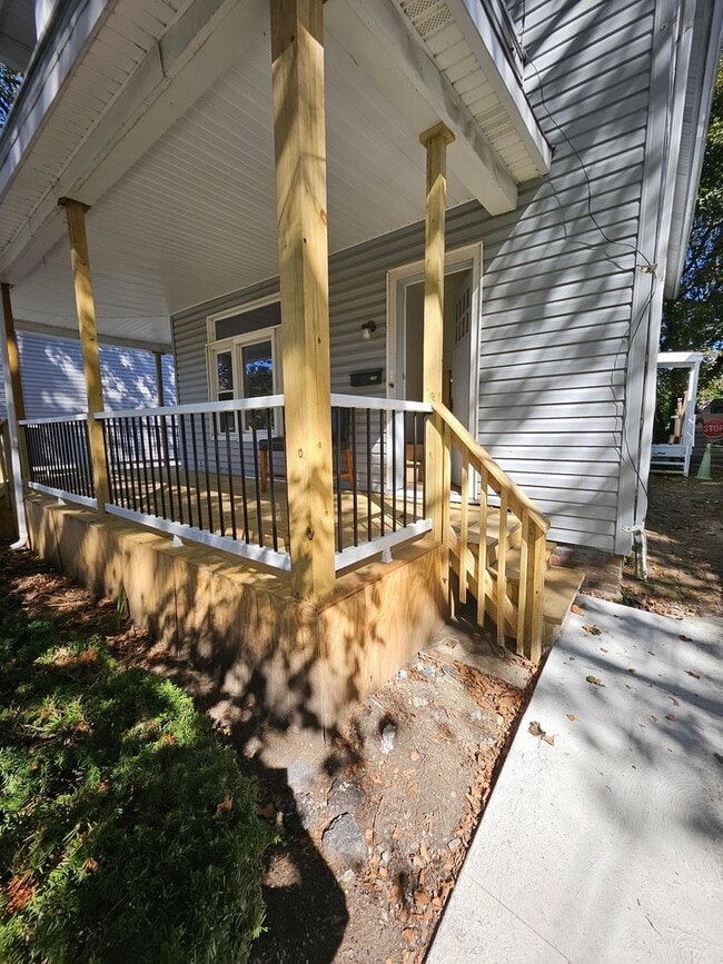 Building Photo - Upper 2 bedroom unit west side