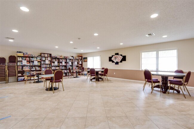 Building Photo - 1010 Country Club Dr