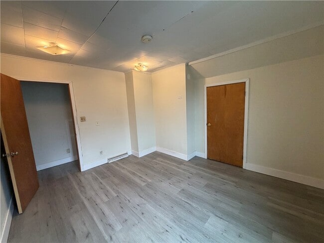 Building Photo - 311 E Market St Ext
