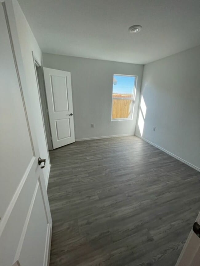 Building Photo - Ready for Move In- Modern & Roomy- 4 Bedro...