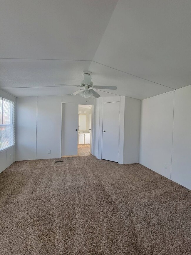 Building Photo - Ready to Move in