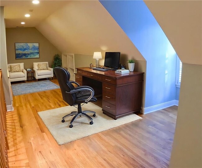 Building Photo - 998 Ferncliff Rd NE