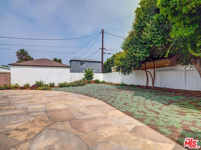 Building Photo - 7101 W 85th St