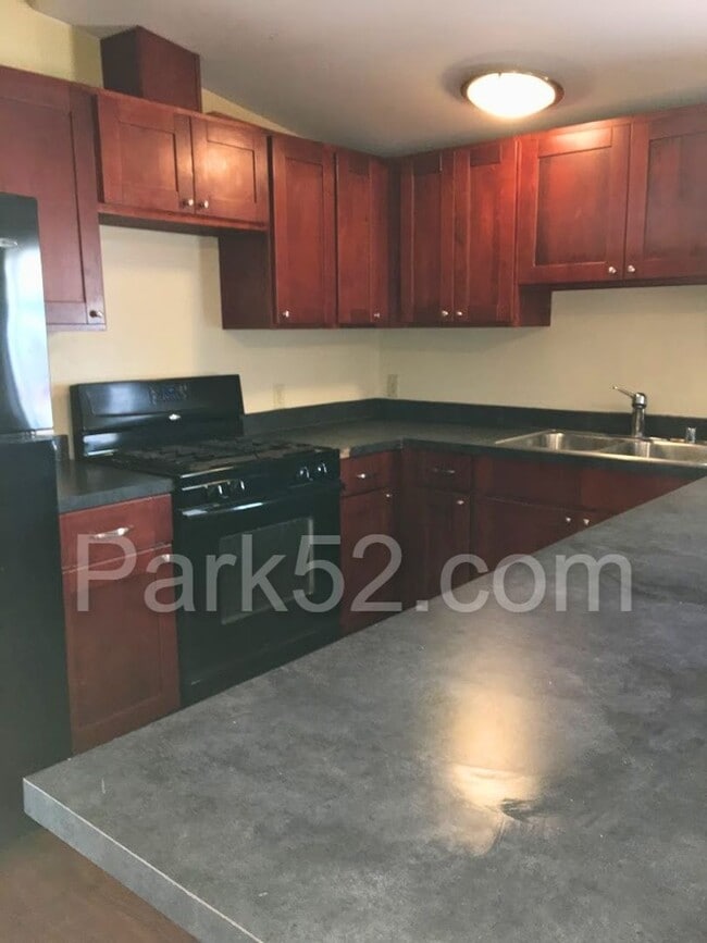 Building Photo - 4 Bedroom 2 Bathroom Single Family Northeast Tacoma Home