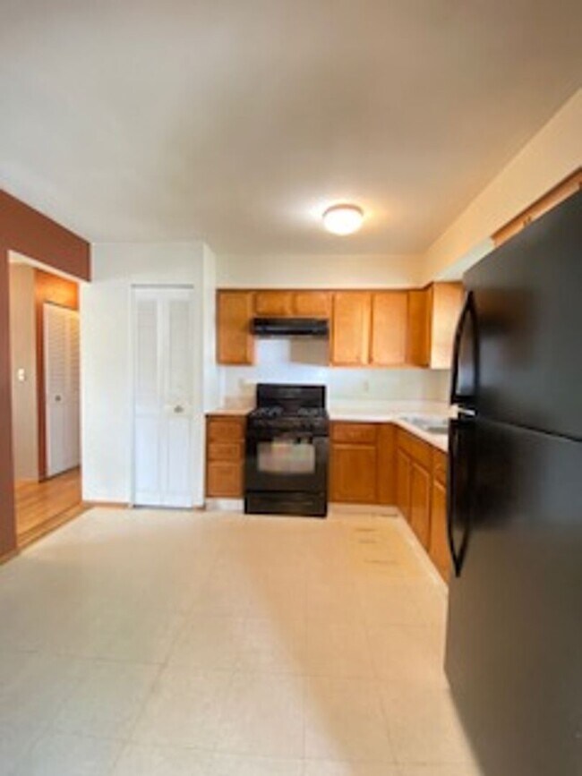 Building Photo - 3 Bedroom Home Available in Elkhart!