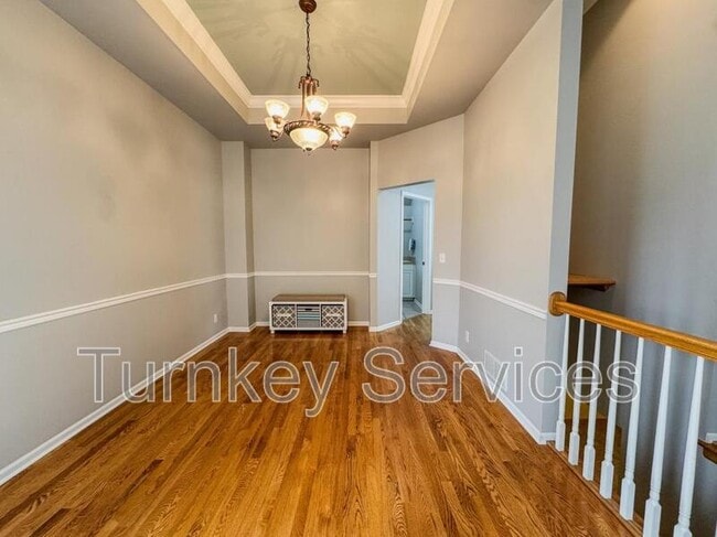 Building Photo - 717 Villa Plaza