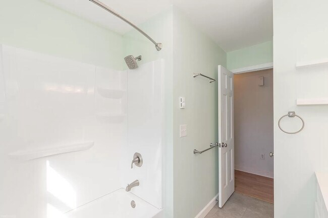Shower in the upstairs bathroom - 1105 Golfview Dr