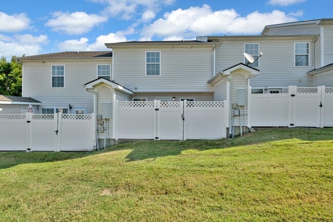 Building Photo - Donelson townhouse, 2 minutes from the lak...