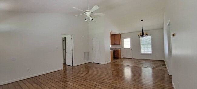 Building Photo - Ready to move in!