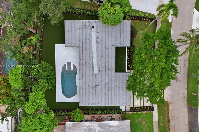 Building Photo - 1931 NE 186th Dr