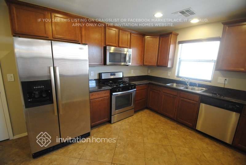Building Photo - 2241 S Buckaroo Trail