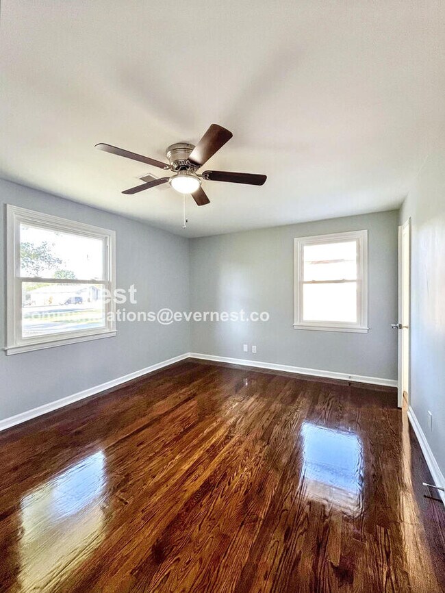 Building Photo - 3 Bed, 2 Bath with Attached Garage / Avail...