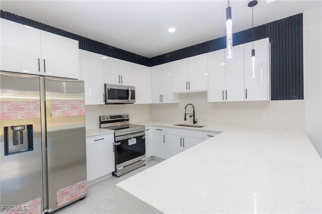 Building Photo - 843 Duplex St E