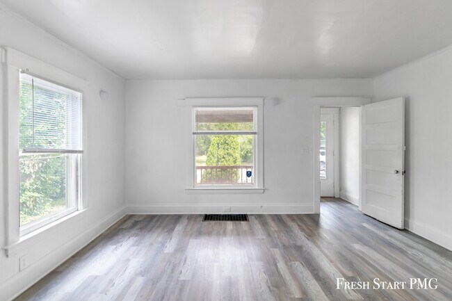 Building Photo - Charming 3-Bedroom Home with Spacious Livi...