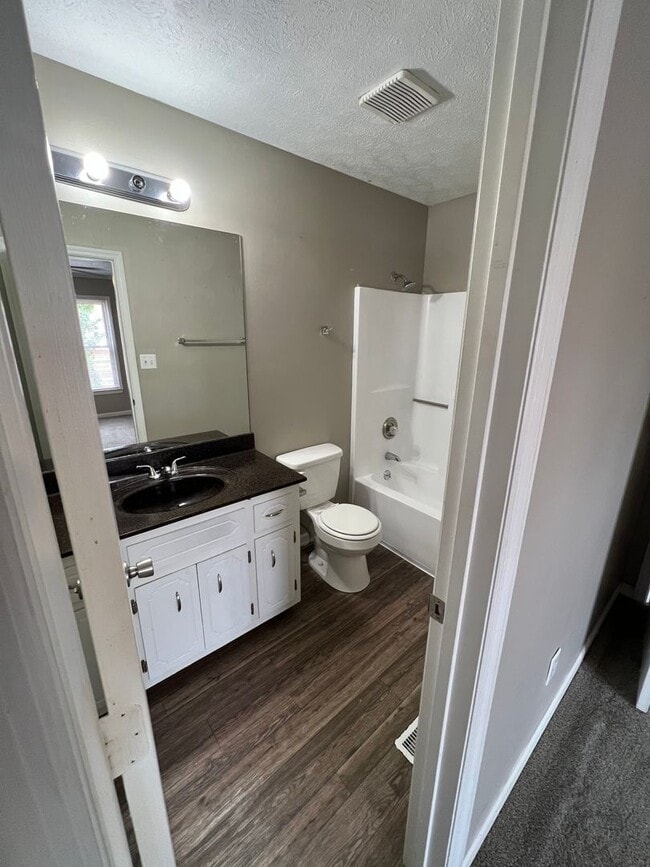 Building Photo - 3 Bedroom Home close to I24