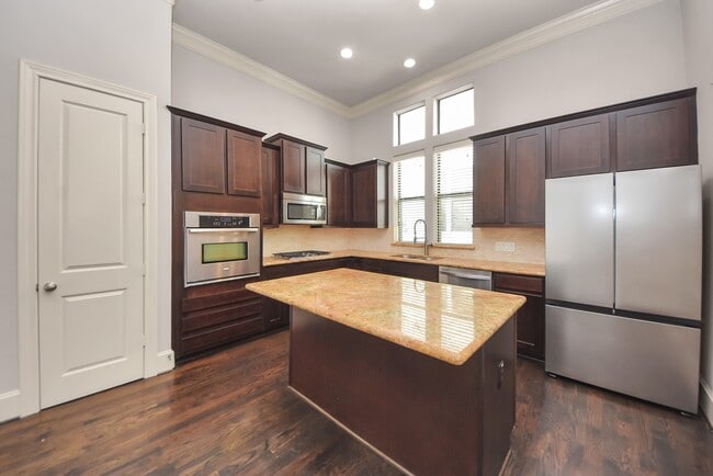 Building Photo - 1831 Dart St