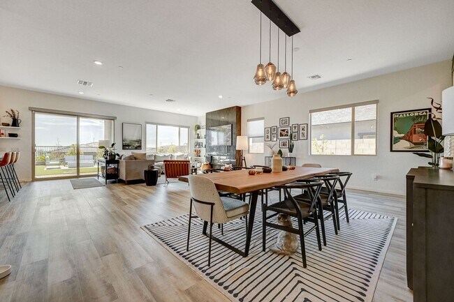 Building Photo - Stunning Fully Furnished 5-Bedroom Home in...