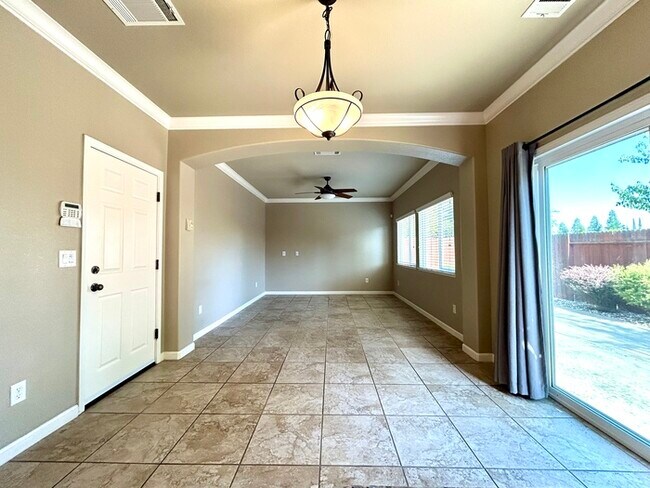 Building Photo - Beautiful 3 Bedroom 2.5 Bathroom in Gated ...