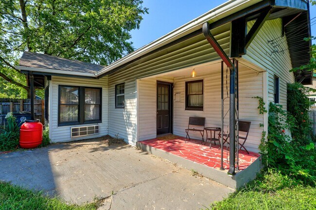 Building Photo - Fully Furnished in Owen Park!