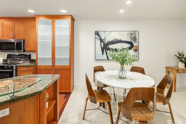 Building Photo - Quiet Magnolia condo within walking distan...