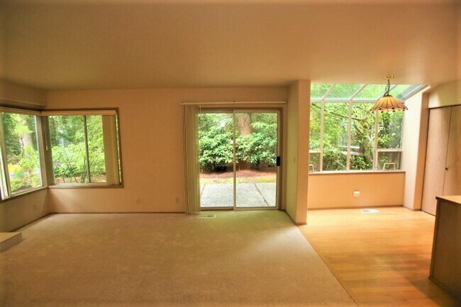 Building Photo - Beautiful 2 Story 3 Bed 2.5 Bath in Sammamish