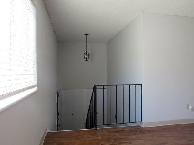 Building Photo - Remodeled Huge 4 Bedroom Townhome
