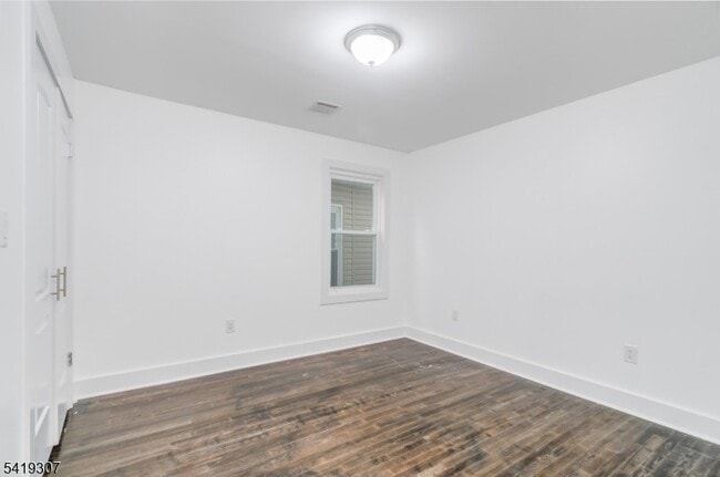 Building Photo - 860 Lyons Ave