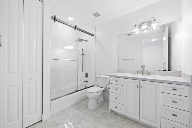 Building Photo - 218 NE 15th Ave