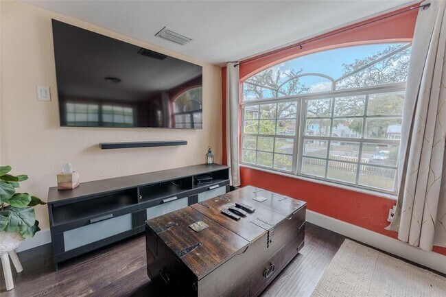 Building Photo - 203 W Crest Ave