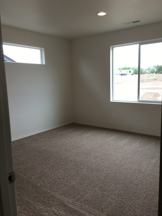 Building Photo - Hayden home in SW Redmond!