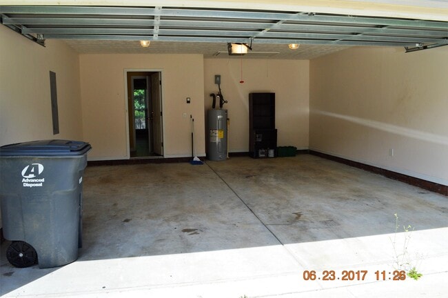 Building Photo - 8 Lincolnshire Ln