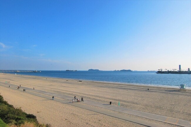 Building Photo - Private 16th-Floor Oceanview Residence with Belmont Pier Views
