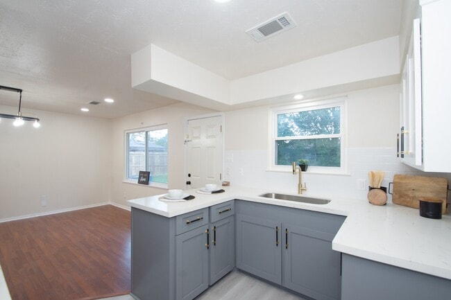 Building Photo - 5834 Overdale St