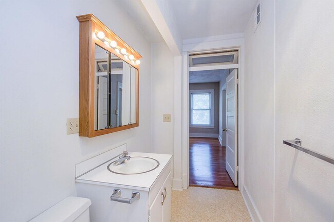 Building Photo - 3843 S 48th St