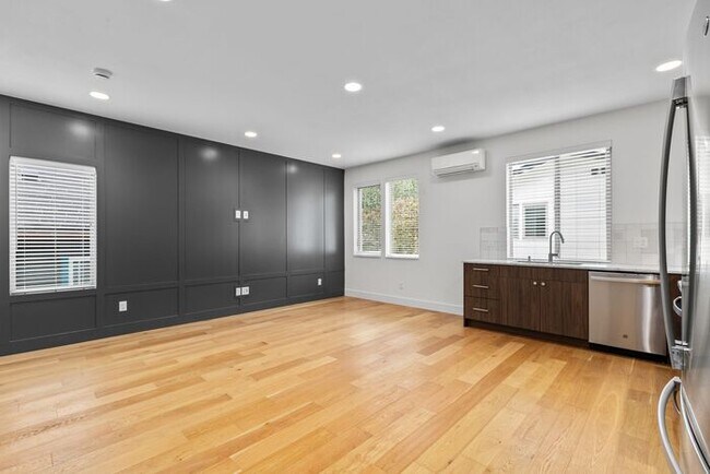 Building Photo - Stunning Ultra-Modern Central District Townhome w/ Air Conditioning