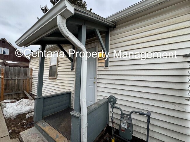 Primary Photo - 1265-1265 1/2 Farrell