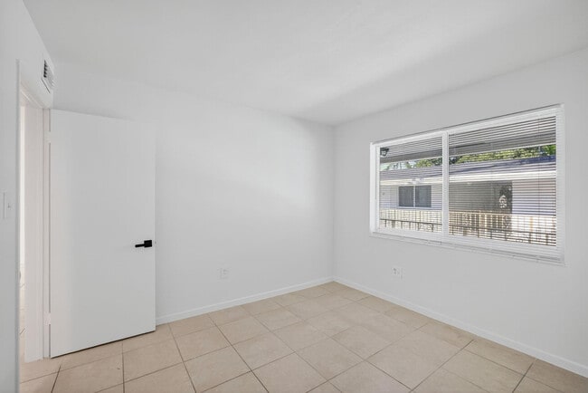 Building Photo - 1821 Middle River Dr