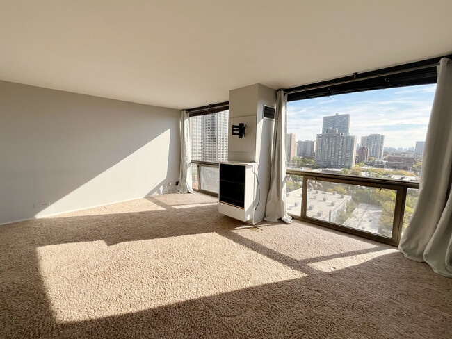 Building Photo - 4343 N Clarendon Ave