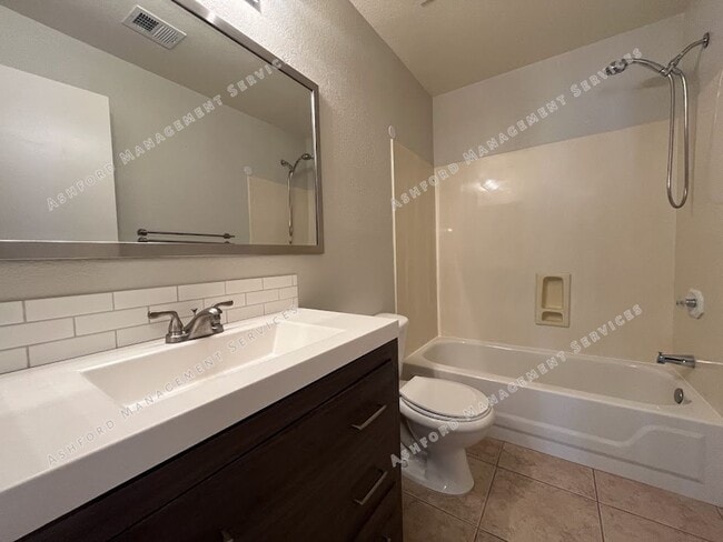 Building Photo - BEAUTIFUL 3 BEDROOM 2 BATHROOM HOME IN PEORIA