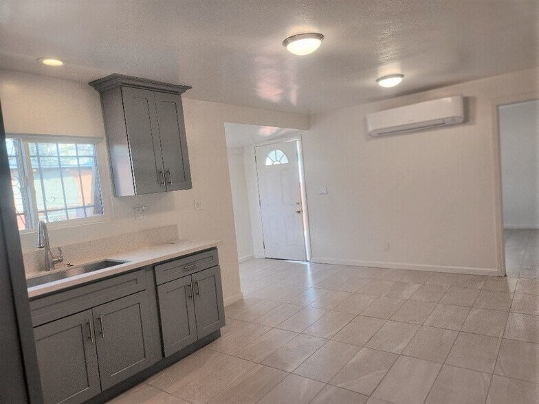 Building Photo - 1241 E 80th St