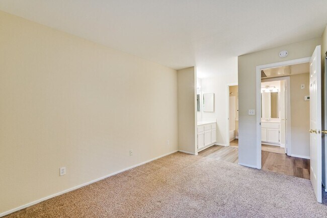 Building Photo - Cute One Bedroom Condo with Central AC and Heat.