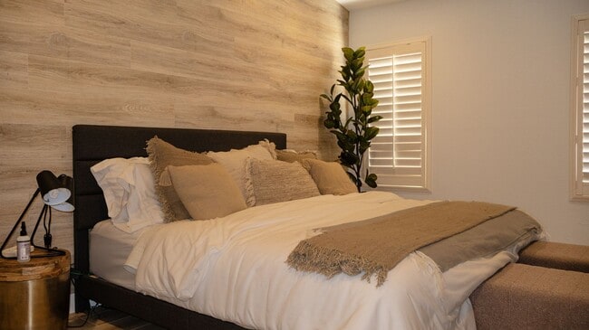 Building Photo - Gorgeous 3 bedrooms 2.5 baths townhome in ...