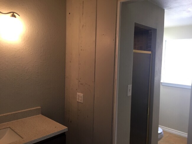 Building Photo - FOUR BEDROOM TWO BATHROOM NEAR ACU
