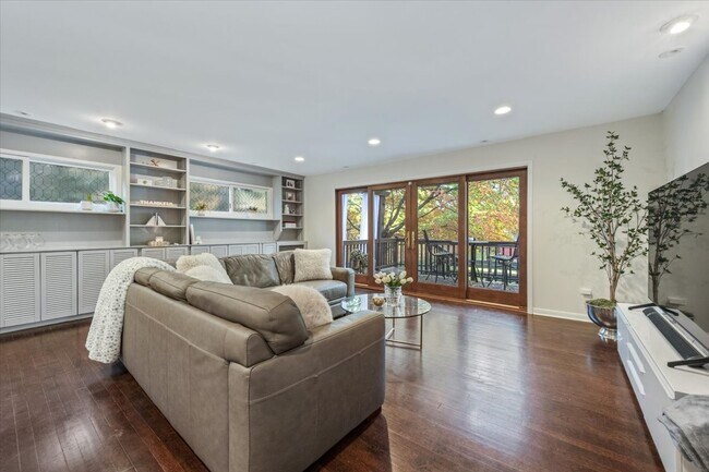 Building Photo - 606 Barton Ave