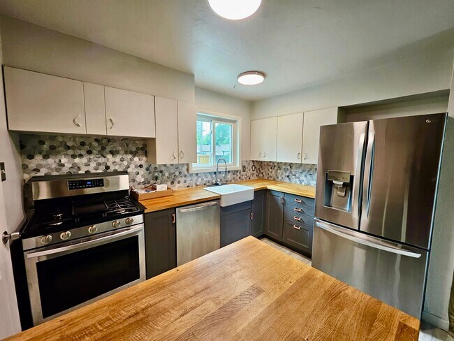Building Photo - Updated one level ranch home close to UCCS!