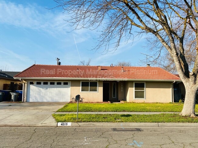 Building Photo - 4619 E Indianapolis Ave