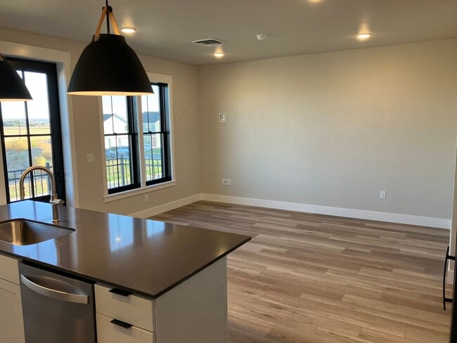 Building Photo - Beautiful Annafeld Apartment