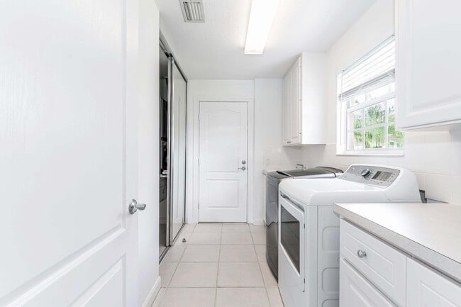 Building Photo - 8270 Eleuthera Ln