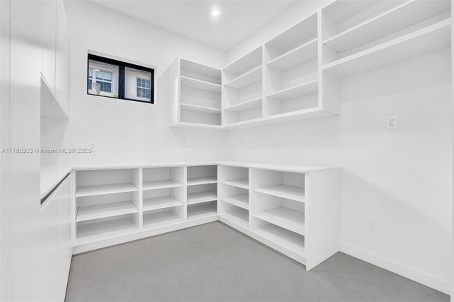 Building Photo - 6401 SW 84th St