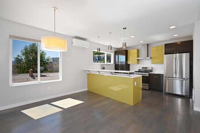 Building Photo - 2121 Waverly Pl N
